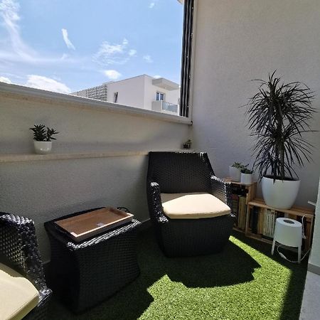 White 5 Apartment Split Exterior photo