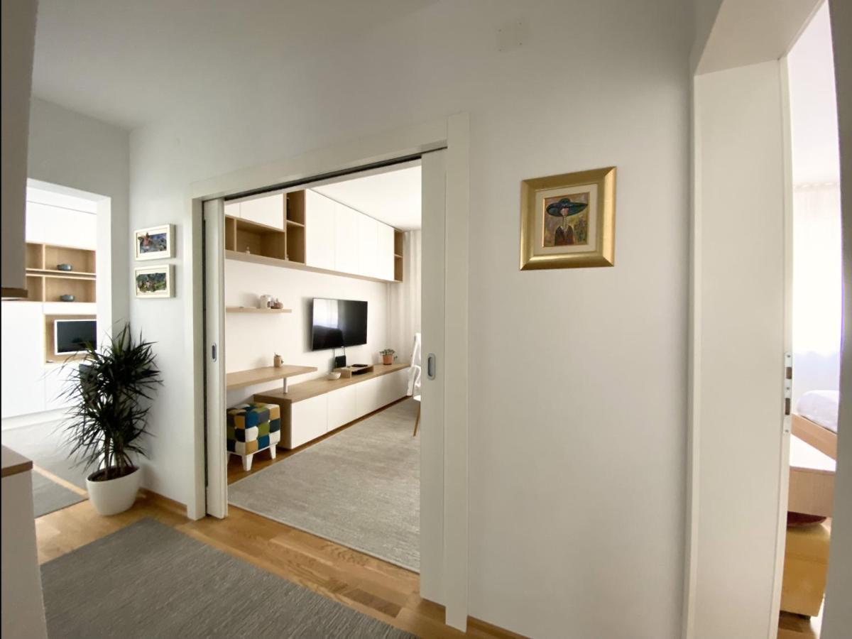White 5 Apartment Split Exterior photo
