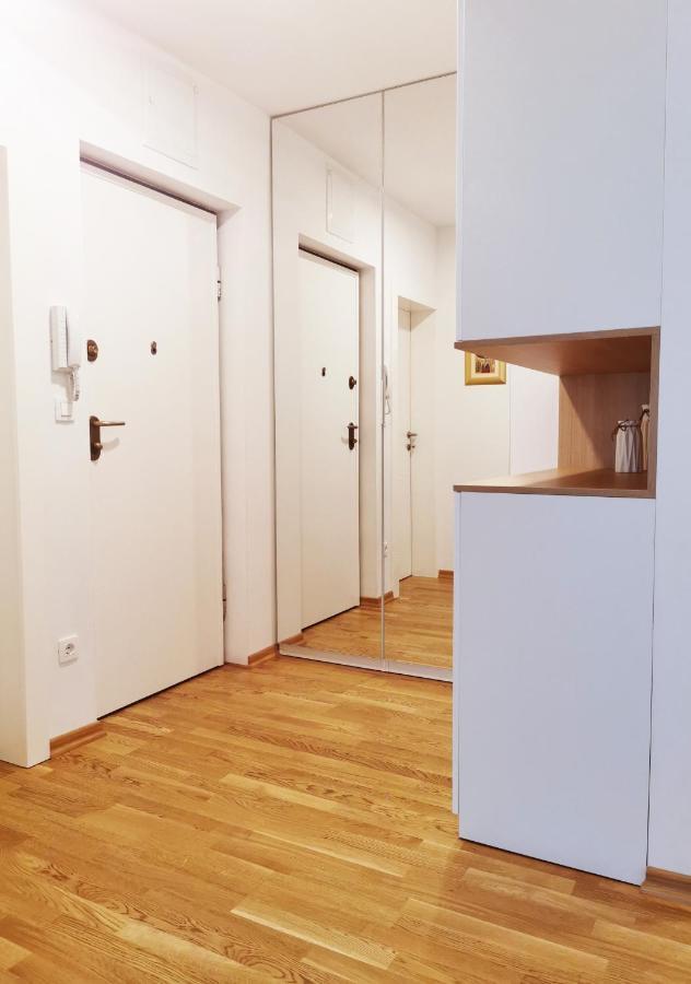 White 5 Apartment Split Exterior photo